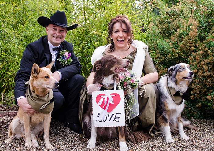 Hochzeit: glckliches Paar mit Hunden :)